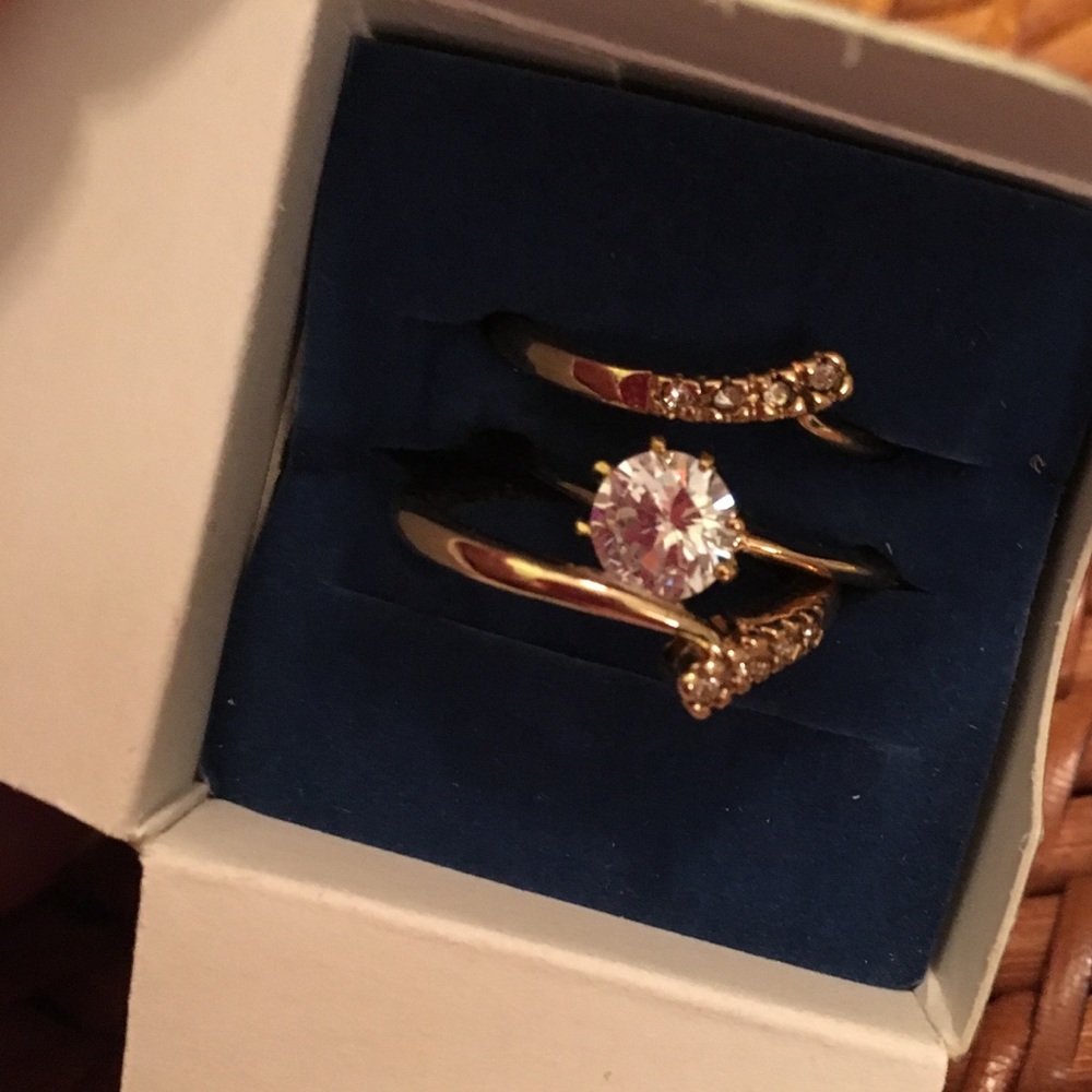 $8 SALE❤️NIB Avon Solitare Ring Set Sz 8